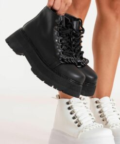 Z-930 BORCEGO SIMIL CUERO ACORDONADO CON BASE ANCHA PUNTERA DETALLE CADENA